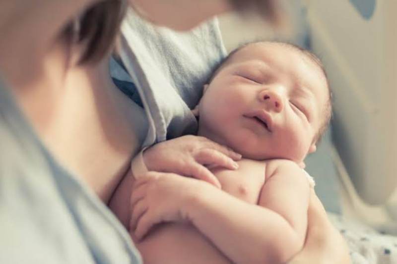 Pro dan Kontra Menempatkan Bayi Anda untuk Diadopsi